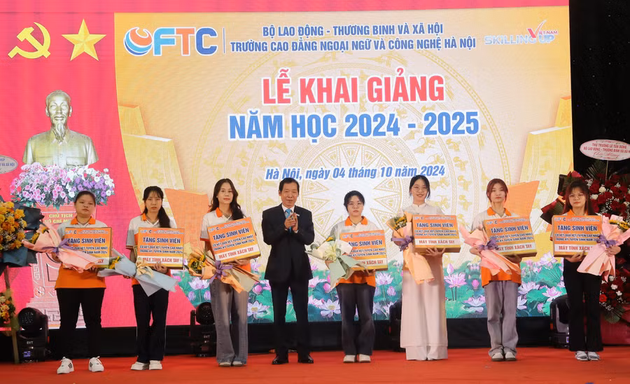 PGS.TS. Bùi Văn Quân trao khen thưởng cho tân sinh viên có điểm cao đầu vào các ngành đào tạo.