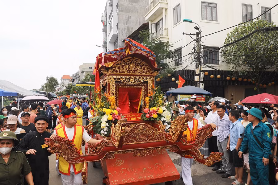Nghi thức rước kiệu truyền thống từ chùa Ứng Tâm (Chùa Dận) về Đền Đô.