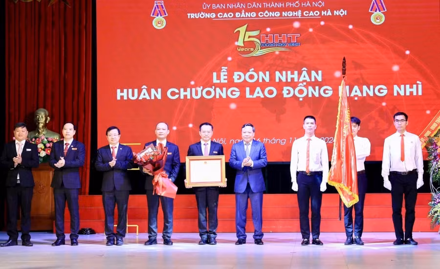 Thừa ủy quyền của Chủ tịch nước, Phó Bí thư Thường trực Thành ủy Hà Nội Nguyễn Văn Phong trao Huân chương Lao động hạng Nhì tặng Trường Cao đẳng Công nghệ cao Hà Nội.