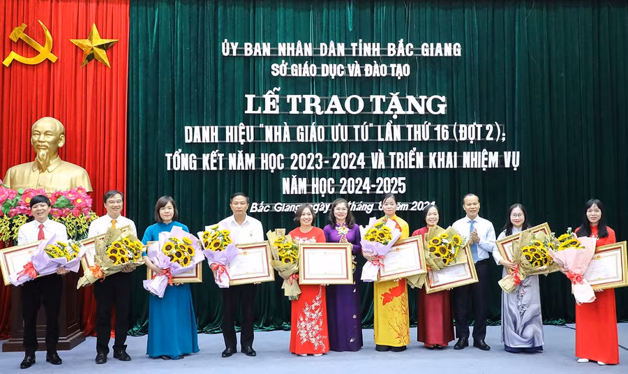 Phó Chủ tịch Thường trực HĐND tỉnh Bắc Giang Lâm Thị Hương Thành và Phó Chủ tịch Thường trực UBND tỉnh Bắc Giang Mai Sơn trao danh hiệu Nhà giáo ưu tú cho 9 nhà giáo.