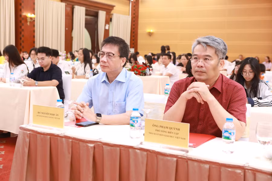Ông Nguyễn Ngọc Ân, Chủ tịch Công đoàn Giáo dục Việt Nam; ông Phạm Quỳnh, Phó Tổng biên tập Nhà xuất bản Giáo dục Việt Nam dự chương trình.