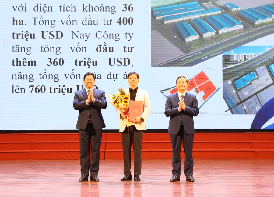 Lãnh đạo tỉnh Bắc Ninh trao Quyết định chủ trương đầu tư cho doanh nghiệp.