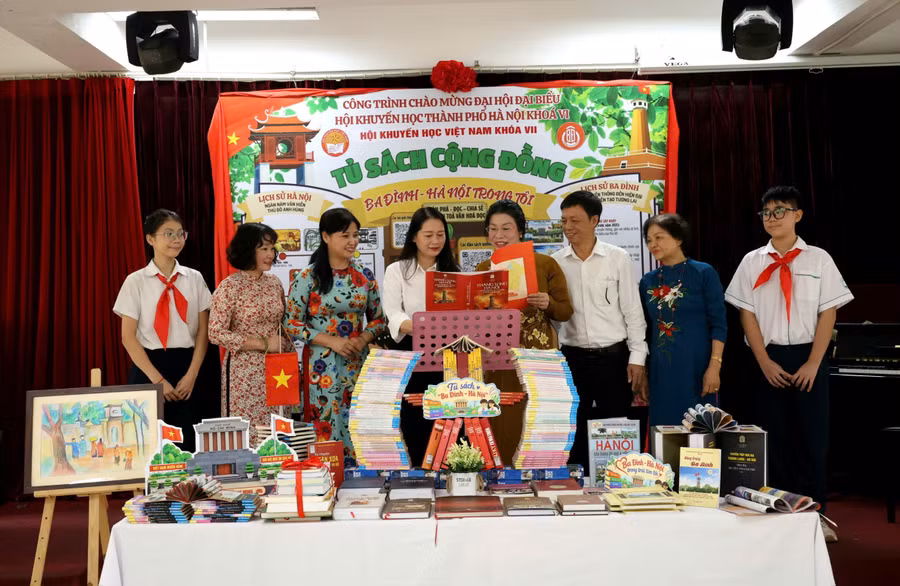 Lãnh đạo phường Ba Đình cùng đại biểu tham quan tủ sách cộng đồng của nhà trường.