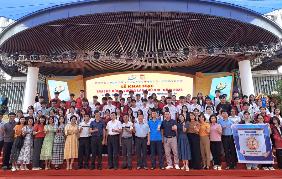 Đoàn giáo viên, học sinh Trường THPT Bắc Giang chụp ảnh lưu niệm tại Trại hè Hùng Vương 2025.