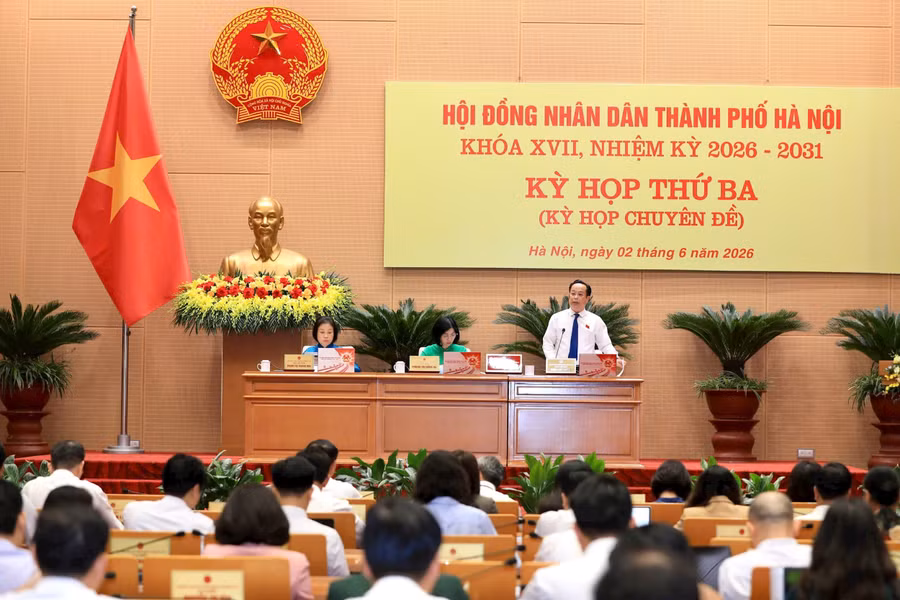 Phó Chủ tịch Thường HĐND TP Hà Nội Trần Thế Cương điều hành nội dung kỳ họp. (Ảnh: TT).
