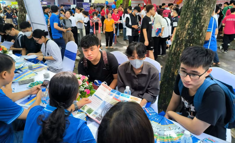 Thí sinh quan tâm Trường Đại học Mỏ - Địa chất trong ngày hội tư vấn tuyển sinh 2026.
