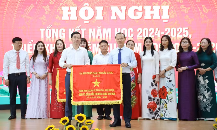 Ông Mai Sơn trao Cờ đơn vị dẫn đầu phong trào thi đua năm học 2024-2025 cho Trường THCS thị trấn An Châu (Ảnh BBG).