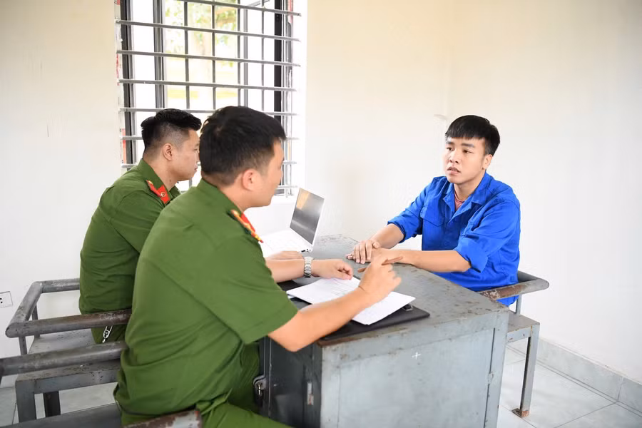 Cơ quan Công an lấy lời khai bị can Vũ Tùng Linh.
