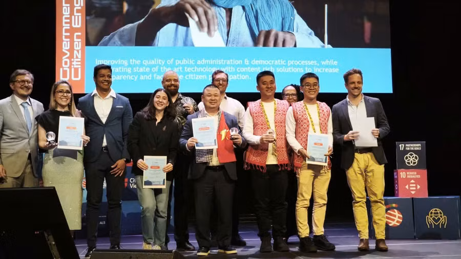 Ông Chu Hải Công, Giám đốc Quan hệ công chúng, Ngân hàng TMCP Quân đội (MB) nhận giải thưởng tại sự kiện.