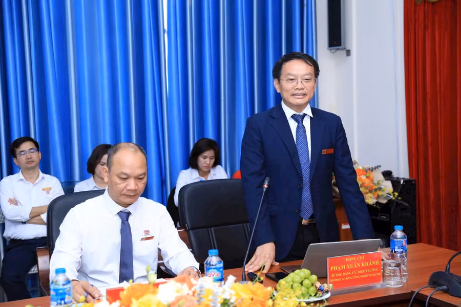 NGƯT. TS Phạm Xuân Khánh – Hiệu trưởng Nhà trường phát biểu tại buổi làm việc.