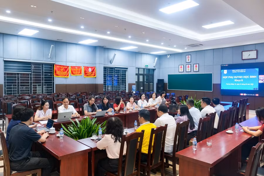 Ban Giám hiệu họp trực tuyến với phụ huynh học sinh.