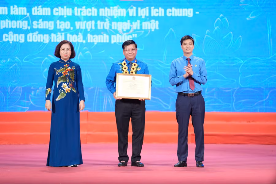 Đại diện lãnh đạo Tổng Liên đoàn Lao động Việt Nam trao Bằng khen cho PGS.TS Đinh Văn Châu.