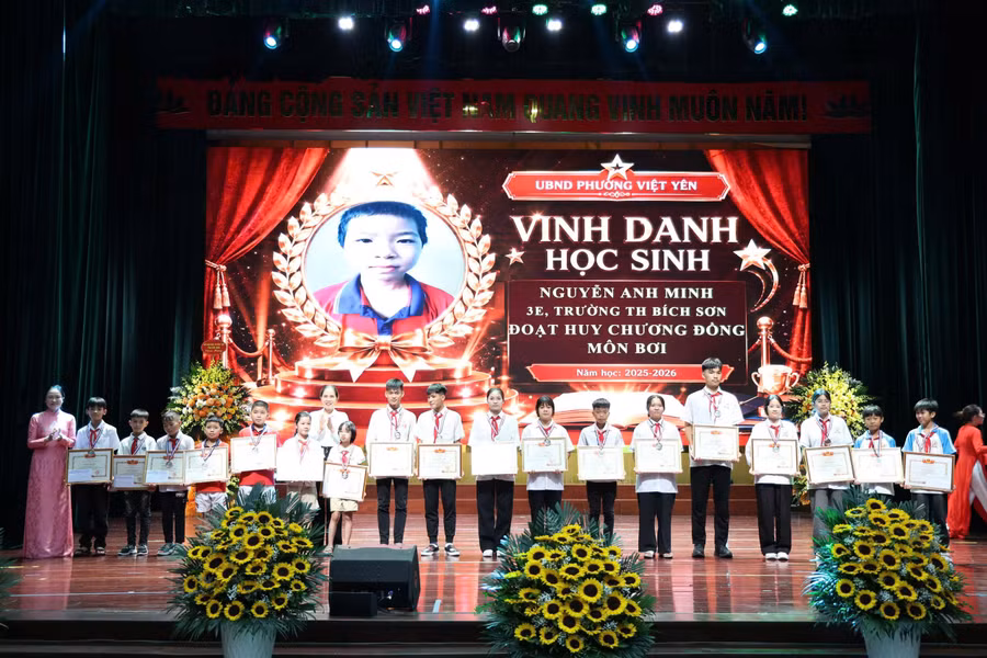 Lãnh đạo phường Việt Yên vinh danh học sinh đạt thành tích xuất sắc.