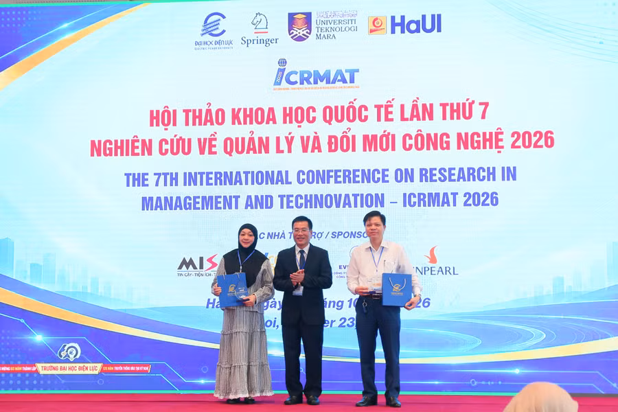 PGS.TS. Nguyễn Lê Cường trao quà tri ân và kỷ niệm chương tới Đại học Công nghiệp Hà Nội và Đại học Công nghệ MARA.