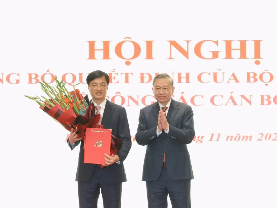 Tổng Bí thư Tô Lâm trao Quyết định của Bộ Chính trị điều động, phân công ông Nguyễn Duy Ngọc giữ chức Bí thư Thành ủy Hà Nội.