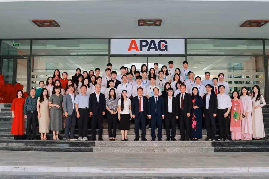 Đại biểu và học viên chụp ảnh lưu niệm tại buổi lễ khai giảng.