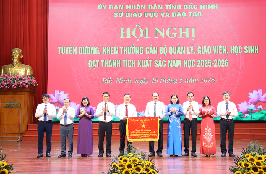 Lãnh đạo tỉnh Bắc Ninh trao Cờ thi đua của Bộ GD&ĐT tặng Sở GD&ĐT.
