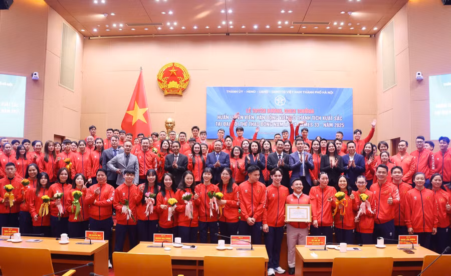 Đại biểu chụp ảnh cùng vận động viên, huấn luyện viên xuất sắc.