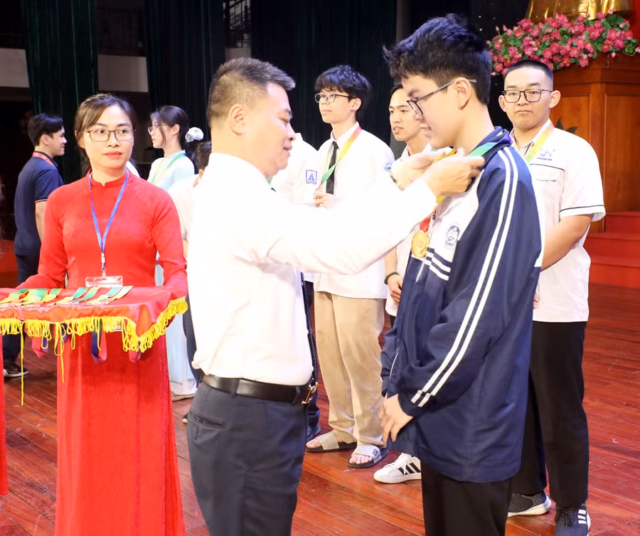Ông Bạch Đăng Khoa - Phó Giám đốc Sở GD&ĐT Bắc Ninh trao Huy chương Vàng môn Toán cho thí sinh.