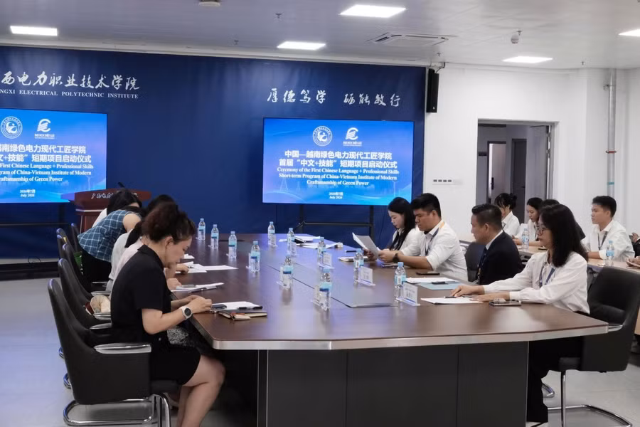 Quang cảnh buổi làm việc.