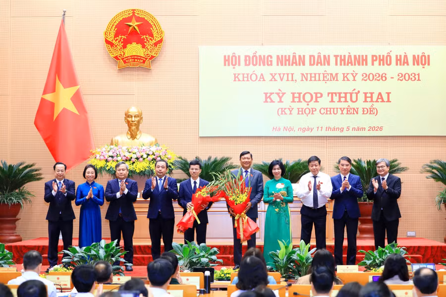 Lãnh đạo TP Hà Nội tặng hoa chúc mừng 2 tân Phó Chủ tịch UBND thành phố.