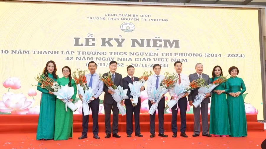 Các đại biểu chụp ảnh lưu niệm cùng Ban Giám hiệu nhà trường.