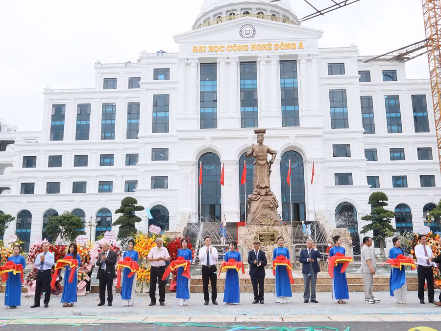 Đại biểu cắt băng khánh thành cơ sở nhà trường.