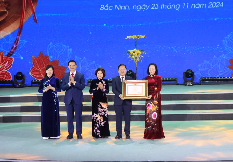 Phó Chủ tịch Quốc hội Nguyễn Thị Thanh tặng Bằng khen cho lãnh đạo tỉnh Bắc Ninh.