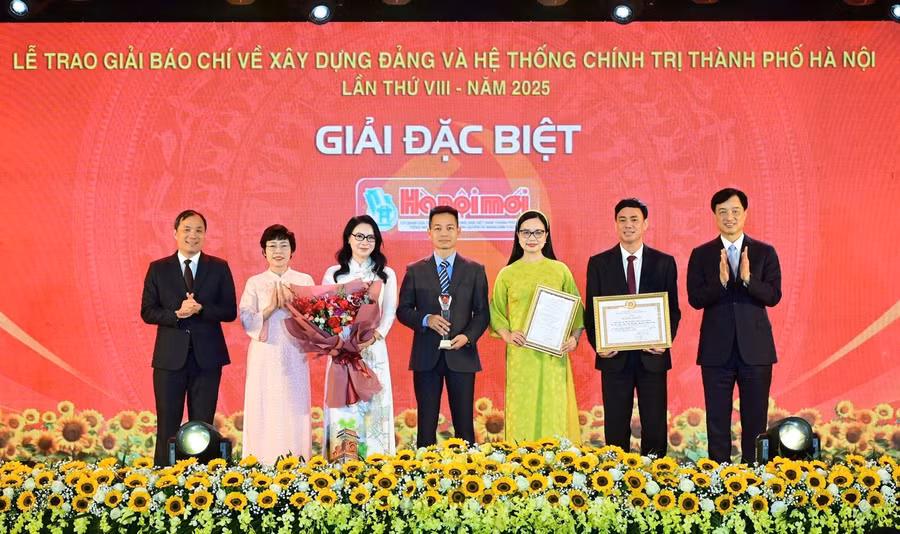 Lãnh đạo TP Hà Nội trao Giải Đặc biệt cho các tác giả đoạt giải. Ảnh: Như Ý.
