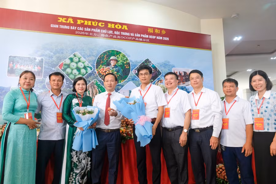 Lãnh đạo tỉnh Bắc Ninh tại gian trưng bày sản phẩm nông sản xã Phúc Hòa.