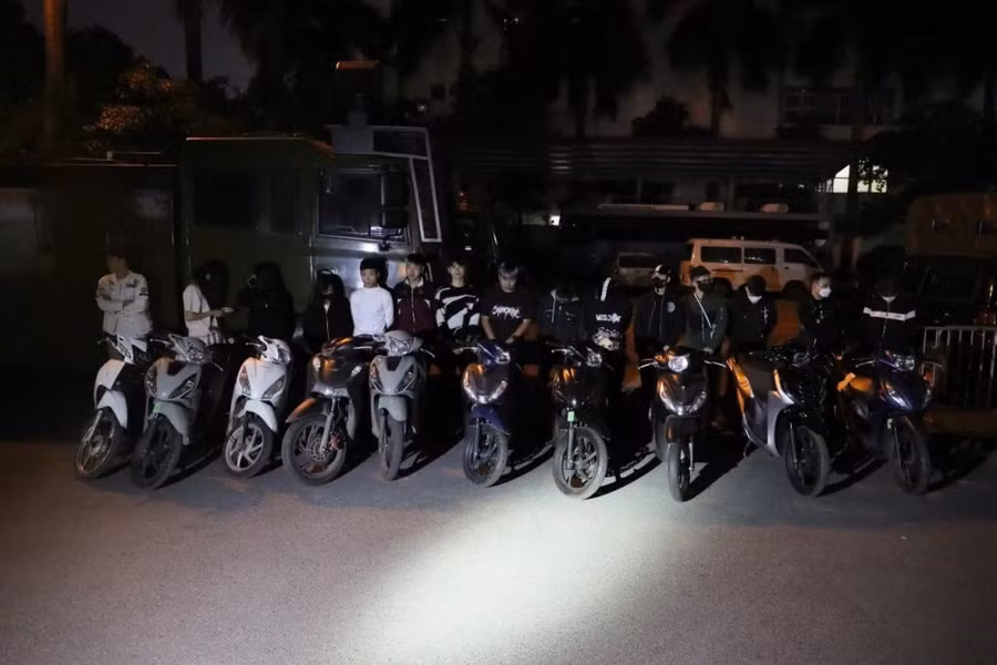 cong-an-ha-noi-xuyen-dem-bat-giu-hang-chuc-quai-xe-4.jpg