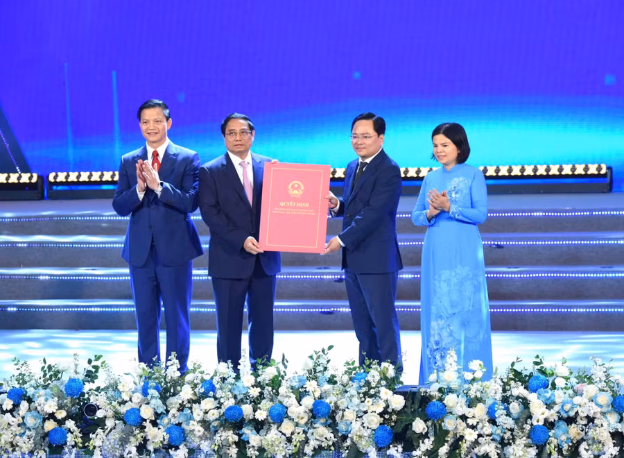 Thủ tướng Chính phủ Phạm Minh Chính trao Quyết định phê duyệt Quy hoạch tỉnh Bắc Ninh thời kỳ 2021 - 2023, tầm nhìn đến năm 2050 cho lãnh đạo tỉnh Bắc Ninh.