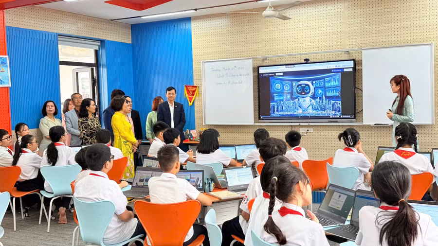 Ông Nguyễn Văn Hiền giao lưu cùng học sinh trường THCS Thành Công.