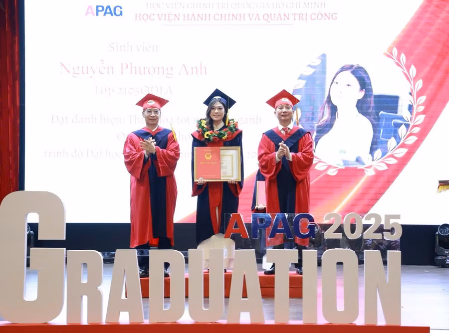 PGS.TS Nguyễn Bá Chiến (bên phải) trao bằng tốt nghiệp và chúc mừng tân cử nhân. 