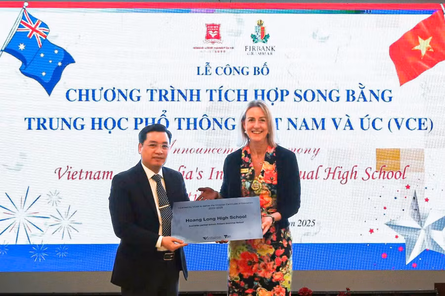 Trường THPT Hoàng Long nhận Giấy Chứng nhận cấp phép của Cơ quan Quản lý chương trình giáo dục và đánh giá Bang Victoria. 