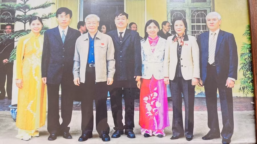 Ban Giám hiệu Trường THCS Ba Đình vinh dự được chụp ảnh cùng Tổng Bí thư Nguyễn Phú Trọng và các đại biểu đến thăm trường năm 2011.