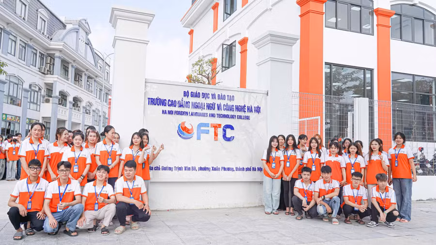 Sinh viên FTC cùng khuôn viên khu vực cổng trường.