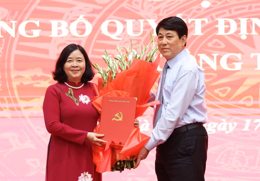 Thay mặt Bộ Chính trị, Thường trực Ban Bí thư Lương Cường trao quyết định cho bà Bùi Thị Minh Hoài.