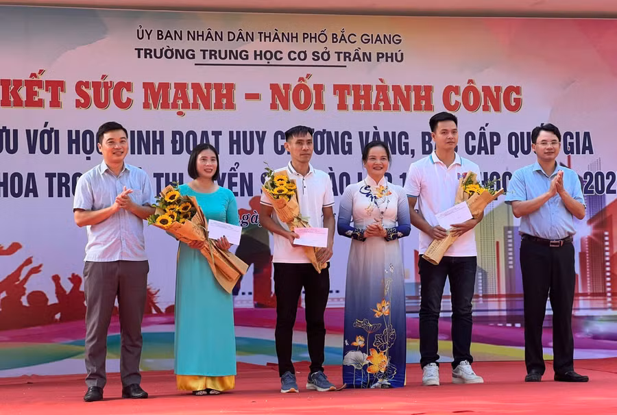 Lãnh đạo Phòng GD&ĐT cùng đại biểu, nhà trường khen thưởng các VĐV đạt thành tích cao, 