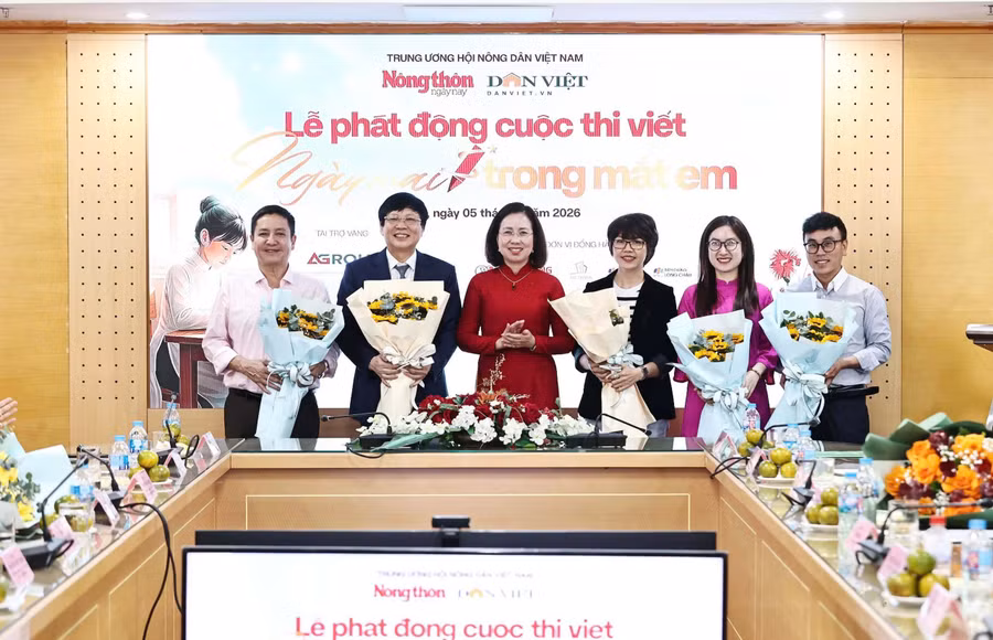 Bà Bùi Thị Thơm – Phó Chủ tịch BCH Trung ương Hội Nông dân Việt Nam, Trưởng Ban Chỉ đạo Cuộc thi tặng hoa cho Ban Giám khảo.