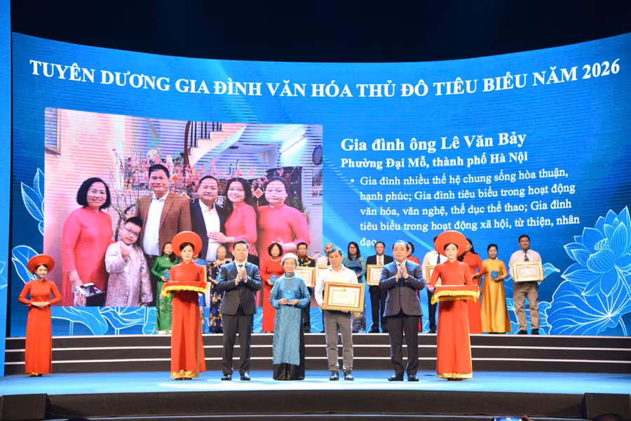 Đại diện gia đình văn hóa tiêu biểu được vinh danh tại Hội nghị.