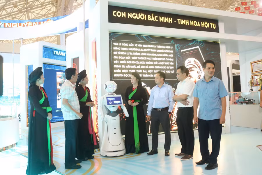 Đại biểu thăm quan không gian triển lãm của tỉnh Bắc Ninh. 