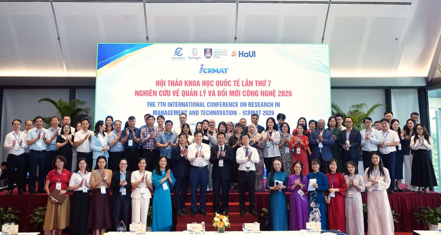 Đại biểu chụp ảnh lưu niệm tại chương trình hội thảo. nhd08137.jpg