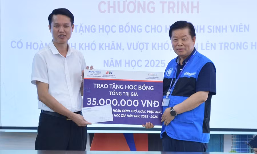 Trao biểu trưng học bổng cho Trường Cao đẳng Công nghiệp Bắc Ninh.