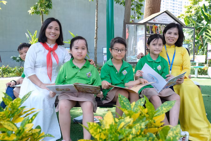 Cô trò trường Tiểu học và THCS Trần Quốc Toản đọc sách trong công viên của nhà trường.