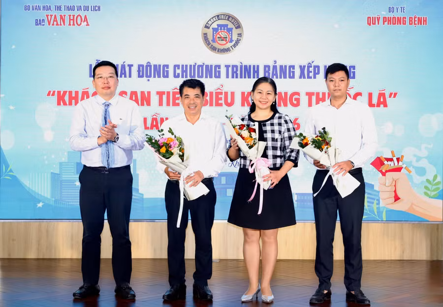 Đại diện Ban tổ chức chương trình tặng hoa cho các đơn vị tiêu biểu.