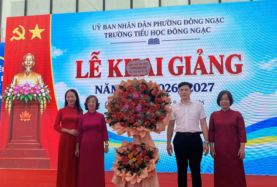Đại diện phường Đông Ngạc chúc mừng nhà trường khai giảng năm học mới.