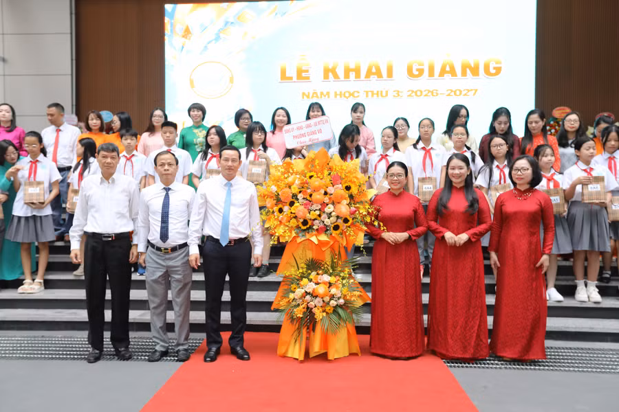 Lãnh đạo phường Giảng Võ tặng hoa chúc mừng nhà trường.