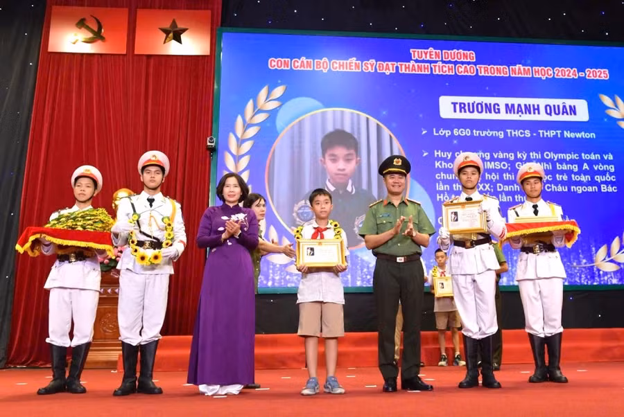 Đại biểu tặng quà cho học sinh đạt thành tích xuất sắc.