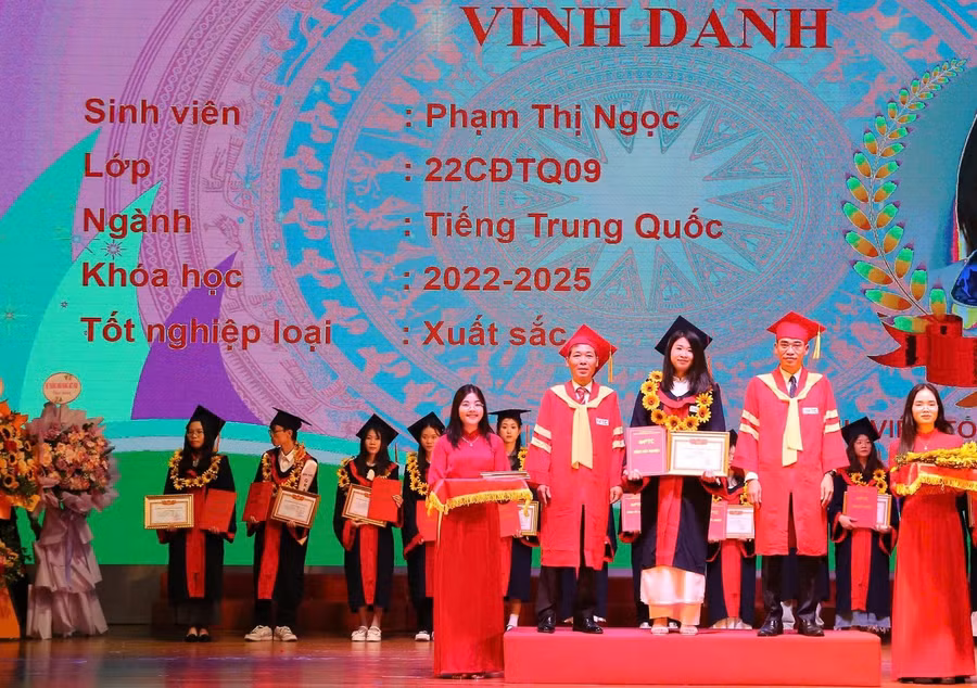PGS.TS Bùi Văn Quân (bên trái ảnh) - Hiệu trưởng FTC và ThS Nguyễn Cao Đằng - Phó Hiệu trưởng FTC trao bằng và khen thưởng sinh viên xuất sắc. 